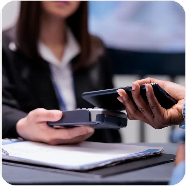 Acerca tu celular o dispositivo inteligente.